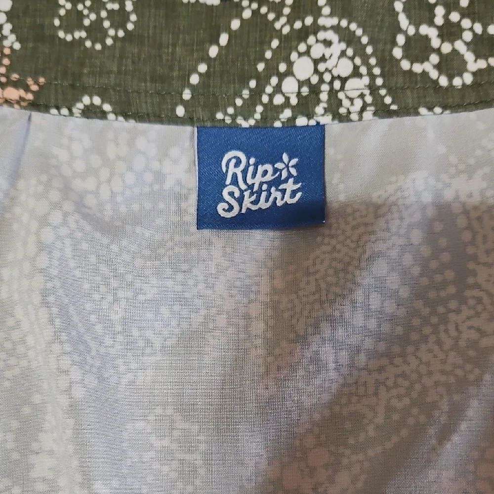 Ripskirt Hawaii Olive, Blue, White, Peach Pattern Size Large- Length 3 - Picture 6 of 11
